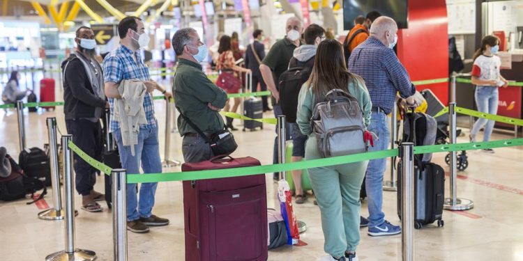 El Gobierno prorroga la limitación de vuelos con Brasil y Sudáfrica y la cuarentena a viajeros de India