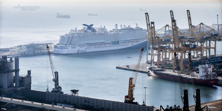 foto XAVIER CERVERA 14/01/2021 un crucero, el mardi gras de la comania Carnival, atracado en el port de barcelona, durante la pandemia (entre segunda y tercela ola) del covid-19 (coronavirus)