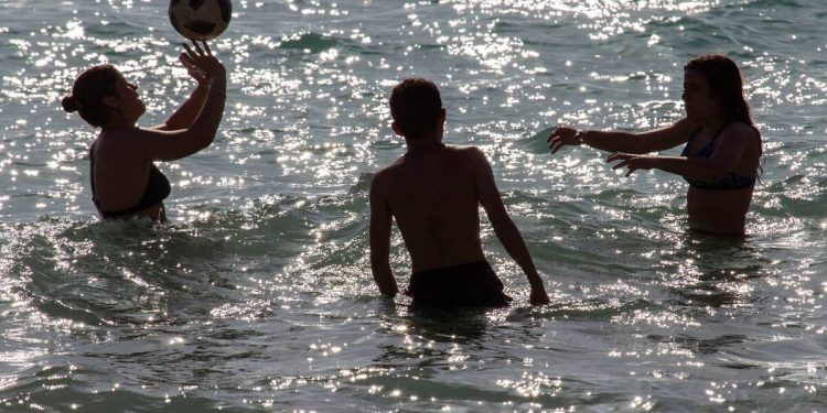 Foto: Jóvenes en Mallorca. (EFE)