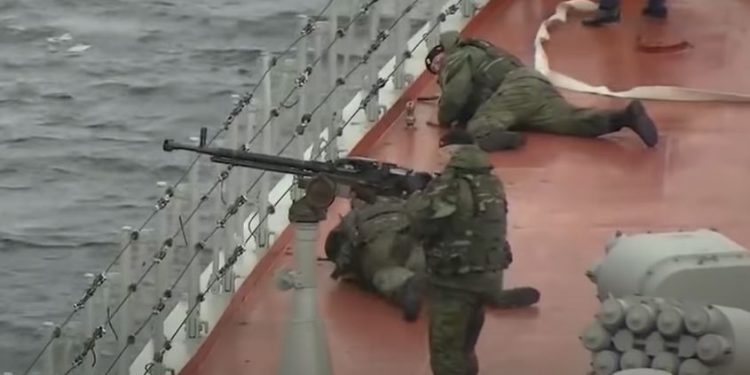 El crucero de propulsión nuclear "Pedro el Grande" caza un submarino en el Mar de Barents