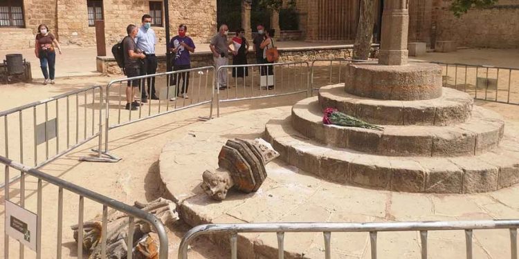 El crucero del monasterio de Sant Cugat, destrozado por un acto vandálico