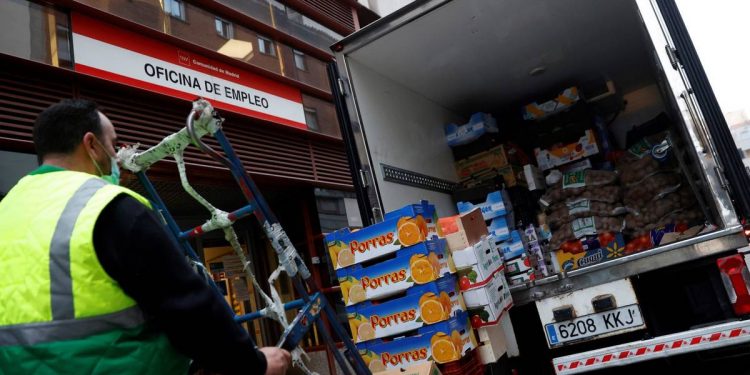 Foto: Un operario descarga mercancía delante de una oficina de empleo. (EFE)