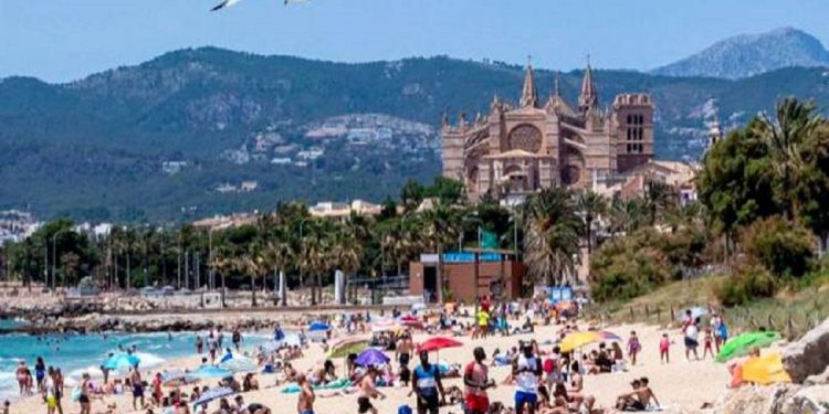El macrobrote de Mallorca aumenta: más de 500 jóvenes contagiados y casi 3.000 en cuarentena