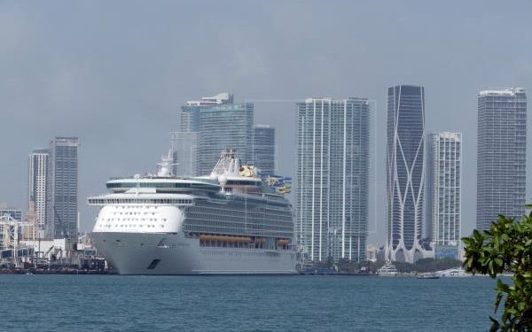 El primer crucero con pasajeros desde EE.UU. marca "nuevo amanecer" del sector
