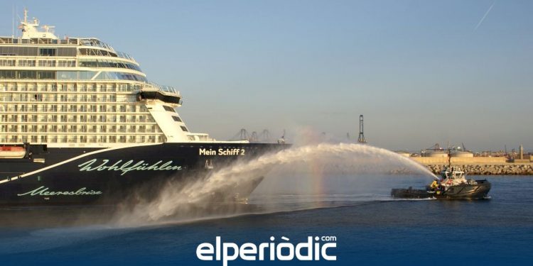 El primer crucero de la pandemia atraca en el puerto de Valencia