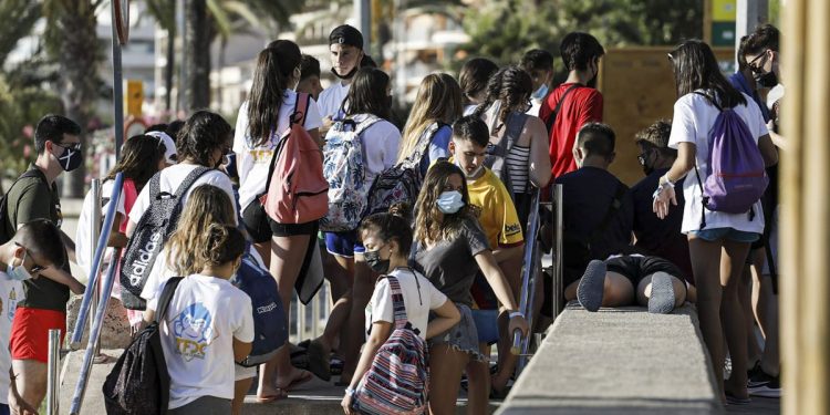 En el foco del megabrote de Mallorca: “Nos han jodido el viaje de estudios” | Sociedad