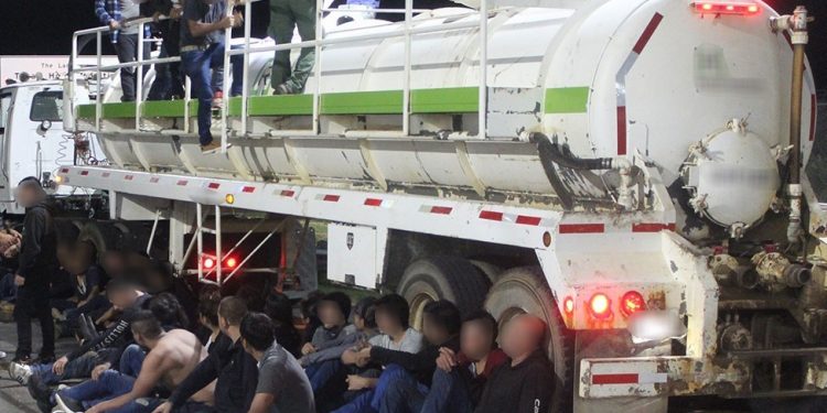 Encuentran hacinados en tráiler a 160 indocumentados en Laredo