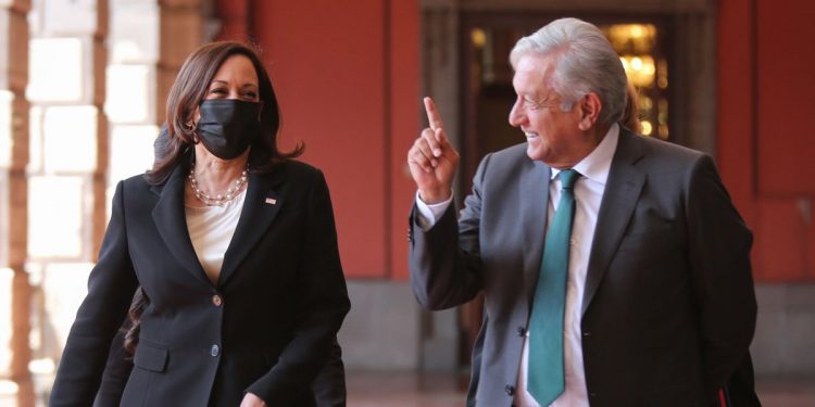 Entre risas, Kamala Harris comentó que un 'potentado' que ofrece viajes al espacio podría comprar avión presidencial