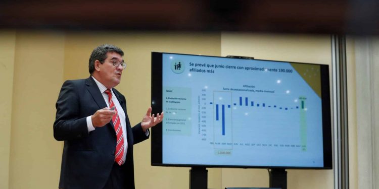 Escrivá prevé recuperar a final de año casi todo el empleo perdido con la pandemia