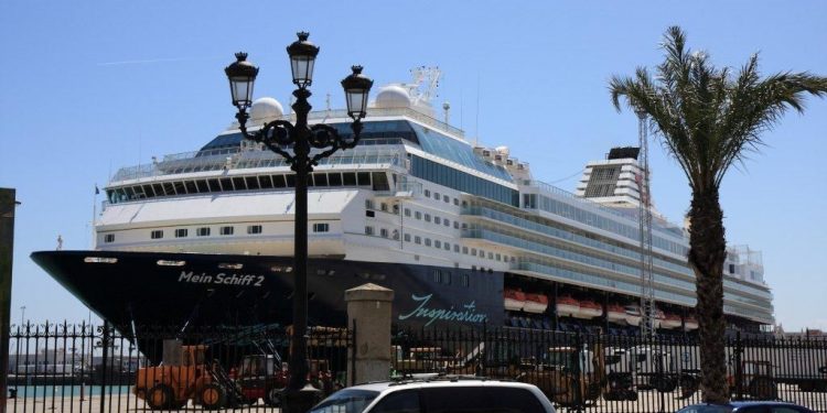 España: Mein Schiff 2 será el primer crucero en llegar al Puerto de Cádiz tras interrupción por la pandemia