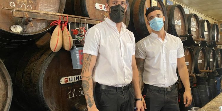 Los servidores están ubicados cerca de barriles de madera en Antigua Gaza de Guardia