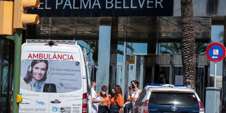 Estudiantes de Cádiz denuncian que los tienen confinados en un hotel en Mallorca