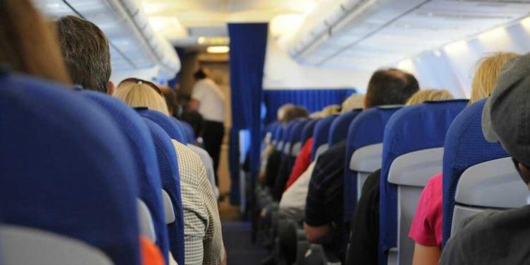 Expertos desmienten que al viajar en avión hay riesgo de trombos a vacunados contra Covid-19