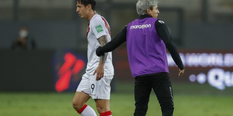Gianluca Lapadula y una foto con Raúl Ruidíaz