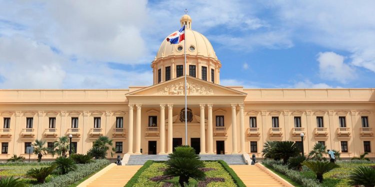 Gobierno decreta plan de austeridad; reduce gastos de viajes y compra de vehículos de lujo