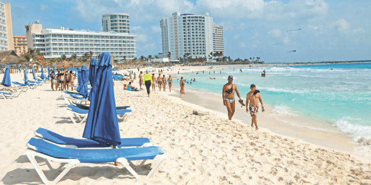 Gobierno federal confía en que vacunación de trabajadores ayude a recuperación del turismo
