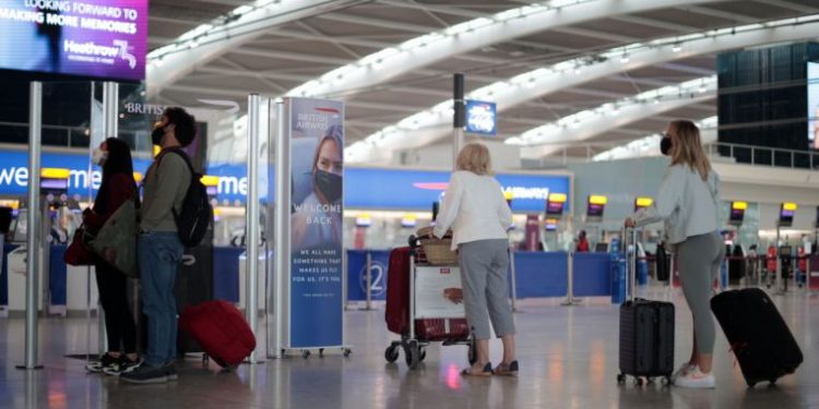 Gran Bretaña dice que los límites de viajes al extranjero se mantendrán a medida que se propague Covid-19