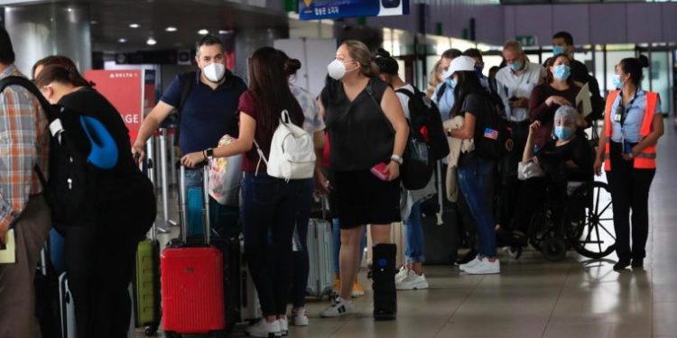 Guatemaltecos utilizan sus ahorros para obtener vacuna contra el Covid-19 en el extranjero
