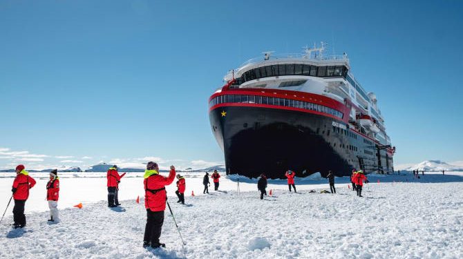 Hurtigruten Expeditions lanza cruceros de expedición de polo a polo con pasos por Chile