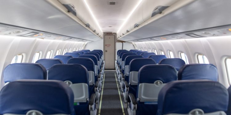 IATA llama a relajar las restricciones de viaje ante menos contagios de COVID-19