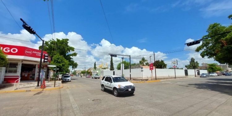 Inician pruebas con primeros semáforos de la Calle Cuauhtémoc, en Guasave