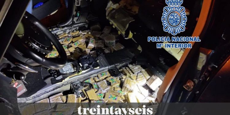 Interceptan en Tui (Pontevedra) dos coches con un cargamento de 100 kilos de hachís