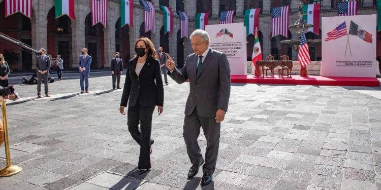 Kamala Harris sigiere a México vender avión presidencial para viajes al espacio