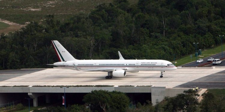 Kamala Harris sugirió vender avión presidencial a empresarios que ofrecen viajes al espacio, dice AMLO