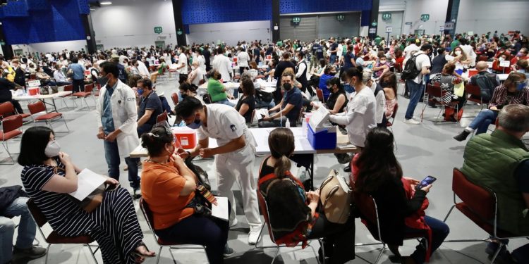Aplicación de la vacuna contra el Covid-19 en la alcaldía Benito Juárez, en la Ciudad de México.