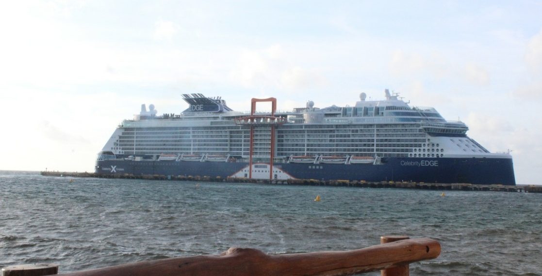 Luego de más de 15 meses de inactividad a causa de la pandemia, el crucero Celebrity Edge, de la empresa Royal Caribbean, arribó al puerto de Costa Maya, en Mahahual, el 29 de junio de 2021.