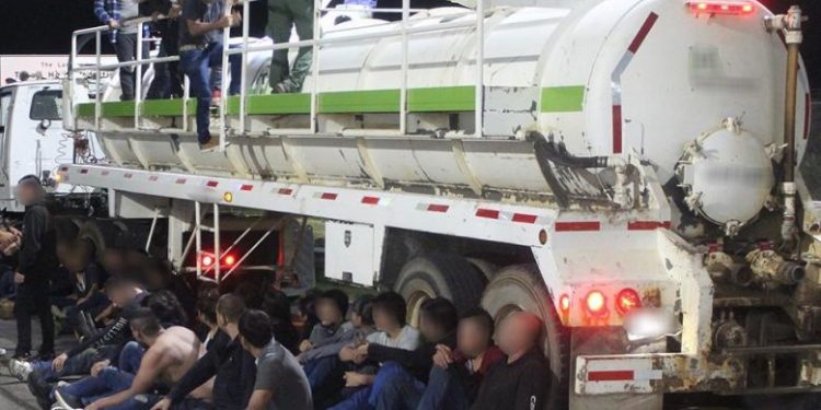 La Patrulla Fronteriza detiene a más de 160 inmigrantes ilegales en dos remolques | Patrulla fronteriza | Inmigrantes ilegales | CBP