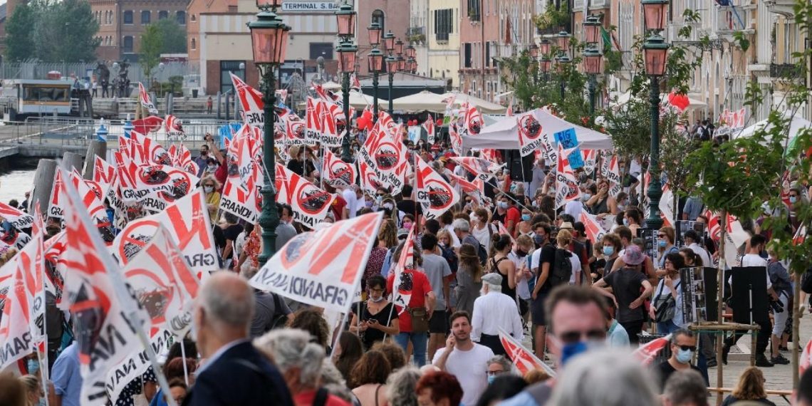 En el puerto de Venecia decenas de ciudadanos se reunieron para exigir el fin de los cruceros. Venecia Italia. 5 de junio de 2021.