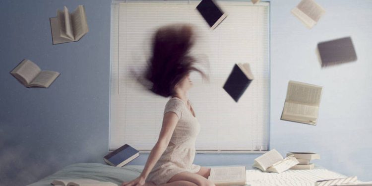 Foto: Propuestas literarias imprescindibles para leer y regalar este Día del Libro (Lacie Slezak para Unsplash)