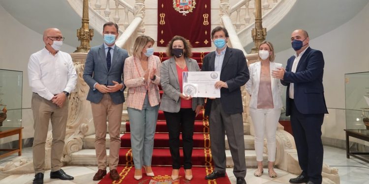 Los comercios de la Asociación Amigos de los Cruceros reciben el sello "de confianza" del Puerto de Cartagena