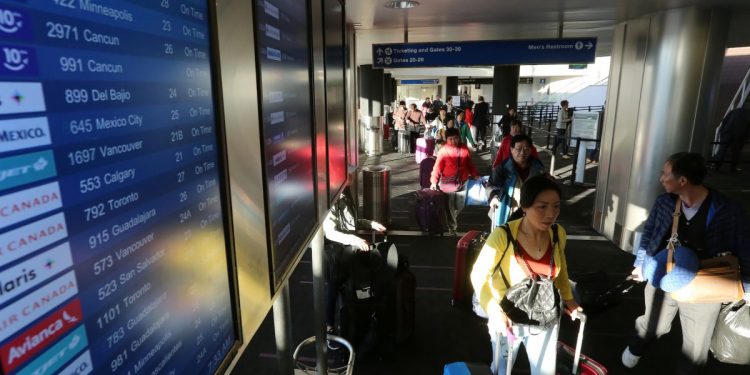 Los viajes de fin de semana del Memorial Day establecen un récord de 2021 en LAX