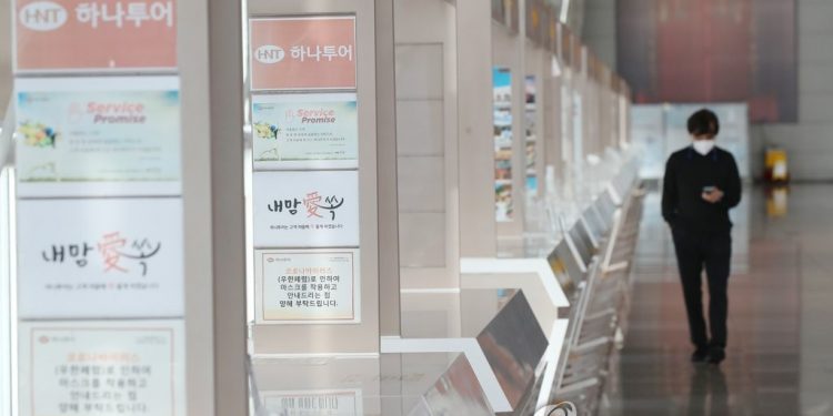 Esta foto de archivo, tomada el 25 de enero de 2021, muestra cabinas vacías de empresas de turismo en el Aeropuerto Internacional de Incheon, al oeste de Seúl.