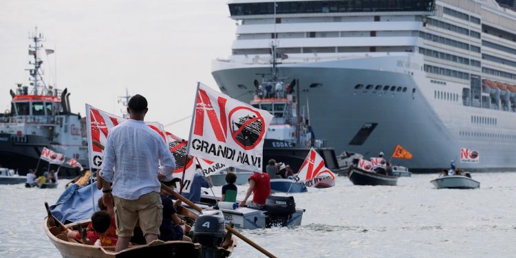 Manifestaciones en Venecia contra la vuelta de los cruceros
