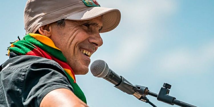 Hijo del periodista y escritor español Ramón Chao, "Manu" se crió en un ambiente cultural prolífico