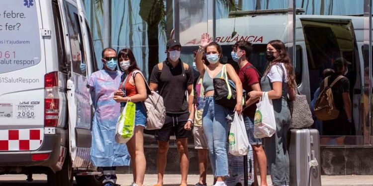 Más de 300 jóvenes catalanes contagiados por viajes de fin de curso a Baleares