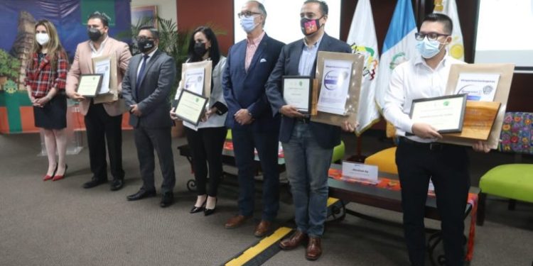Representantes de más de 40 restaurantes recibieron el Sello de Bioseguridad Turística y Safe Travels por parte del Inguat. (Foto Prensa Libre: Erick Ávila)