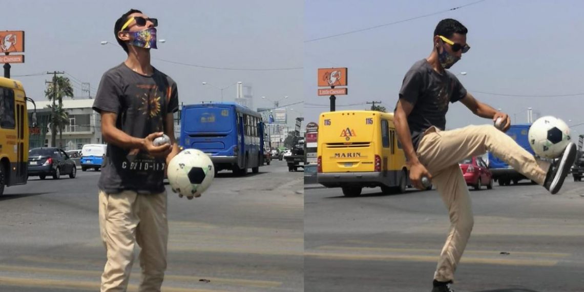 Monterrey. Joven realiza malabares en los cruceros pese a calor