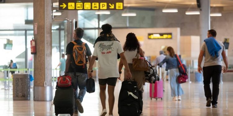 Imagen de colas en el aeropuerto Tenerife Norte. Sergio Mëndez