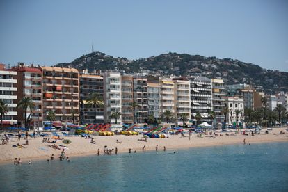 Playa de Lloret de Mar, donde el turismo  se asoma tímidamente tras la pandemia de la covid-19.