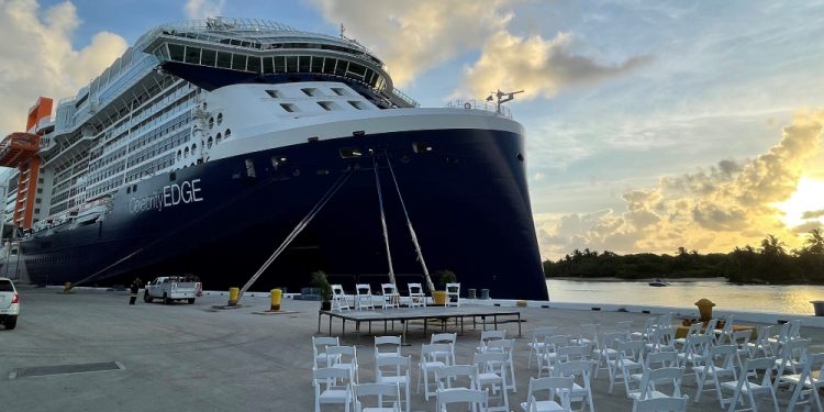 Primer crucero con pasajeros desde EE.UU. marca "nuevo amanecer" del sector