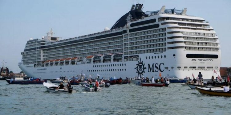 Primer crucero post-COVID zarpa desde Venecia en medio de protestas