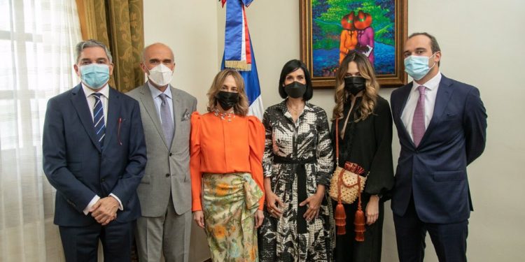 Primera dama Raquel Arbaje se reúne con diseñadora de moda colombiana