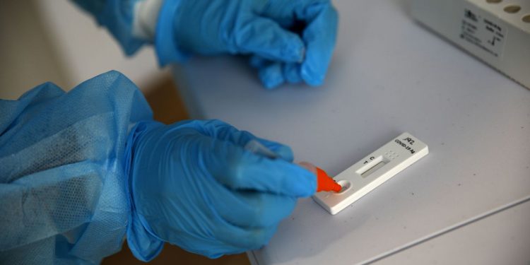 Un sanitario prepara un test de antígenos o prueba rápida de coronavirus