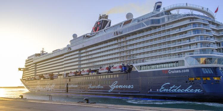 Puerto de Cádiz vuelve a recibir un crucero tras interrupción de industria el año pasado