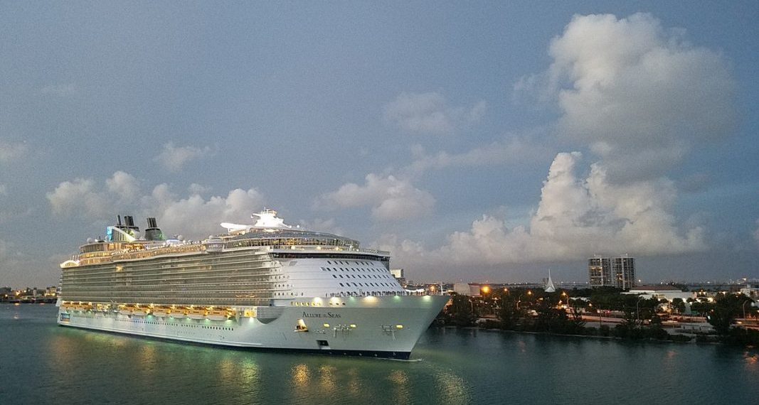 Royal Caribbean vacuna a más de 2 mil tripulantes en un día