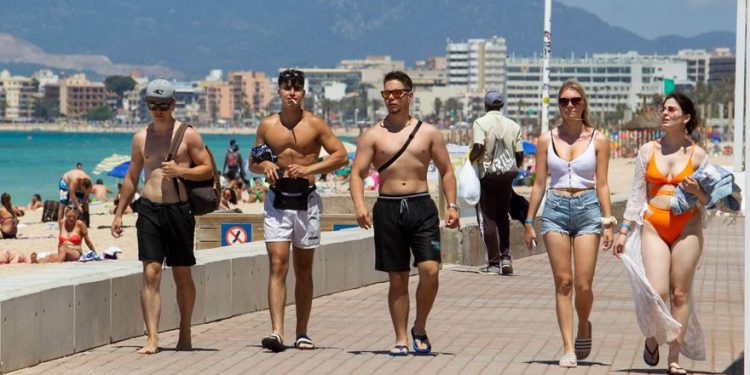 Se elevan a 145 los alumnos catalanes contagiados tras viajes de fin de curso